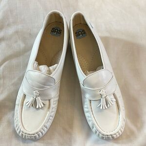 SAS MAGIC WHITE COMFORT SHOES.  NEW